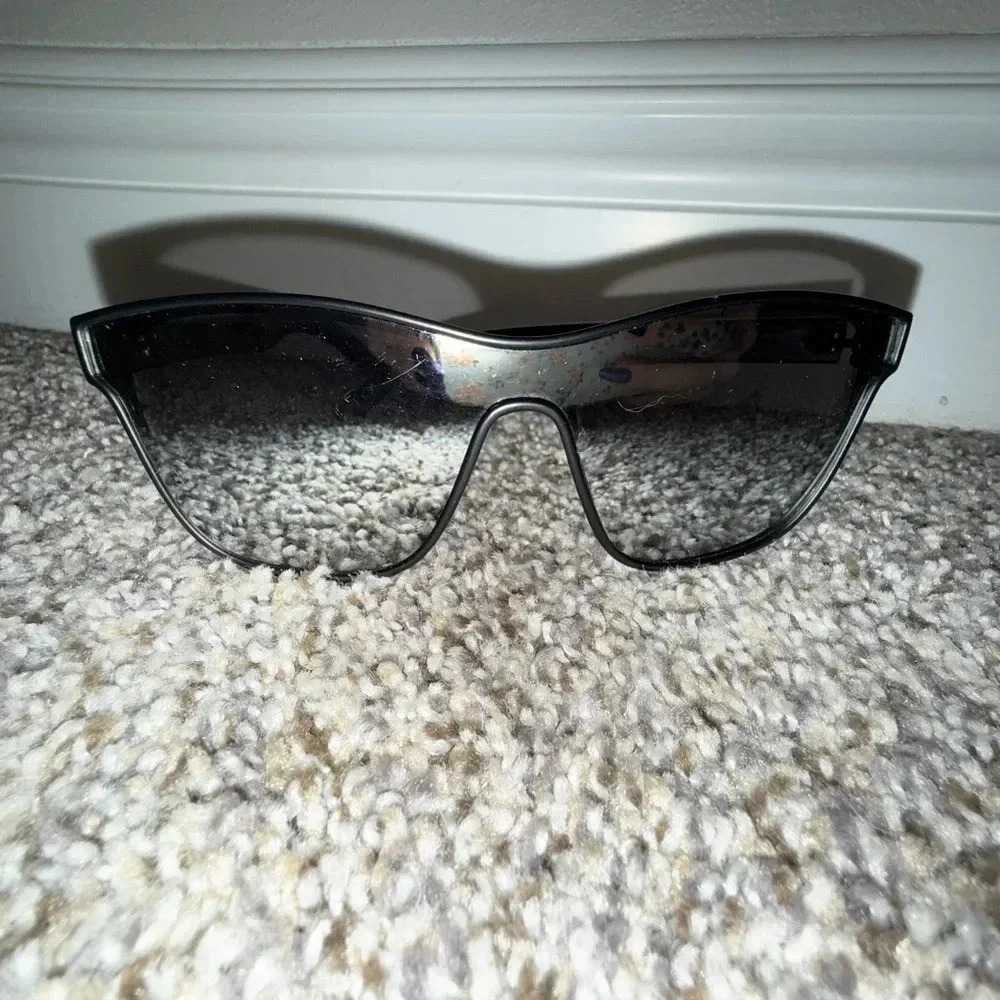 Black sunglasses with oversized mirror lens